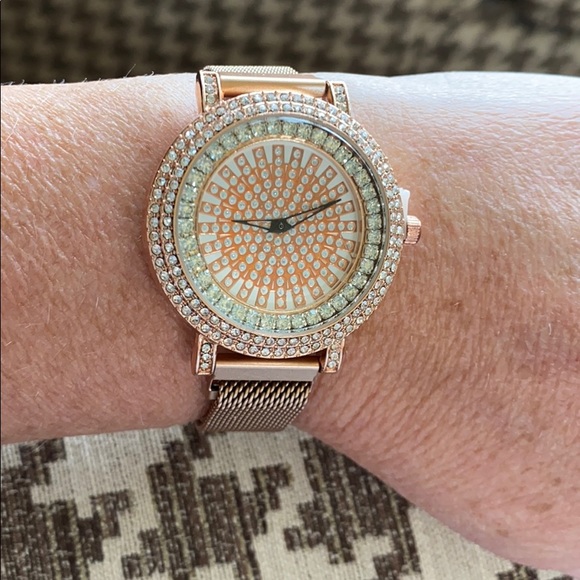 Beautiful Rhinestone Rose Gold quartz Watch - Picture 5 of 5